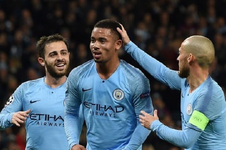 Bernardo Silva dan David Silva merayakan gol Gabriel Jesus pada pertandingan Manchester City vs Shakhtar Donetsk di Stadion Etihad dalam lanjutan Liga Champions, 7 November 2018. 