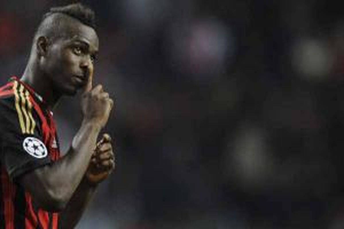 Gaya striker AC Milan, Mario Balotelli, usai mencetak gol penalti ke gawang Ajax pada matchday kedua Grup H Liga Champions, Selasa (1/10/2013).
