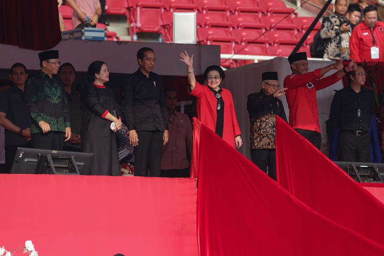 Ketua DPP PDI Perjuangan Puan Maharani, Presiden RI Joko Widodo, Ketua Umum PDI P Megawati Soekarnoputri, Wakil Presiden RI Ma'ruf Amin, bakal calon presiden PDI Perjuangan Ganjar Pranowo saat acara puncak peringatan Bulan Bung Karno di Stadion Utama Gelora Bung Karno (SUGBK), Jakarta, Sabtu (24/6/2023).