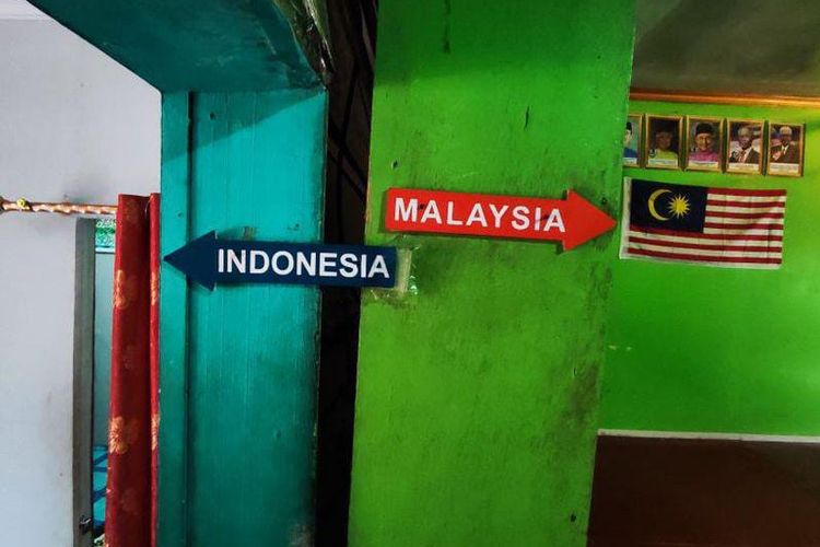Ikon panah Indonesia dan Malaysia yang menunjukkan arah ruang di rumah dua negara, di Desa Aji Kuning, Sebatik, Kalimantan Utara, Kamis (17/8/2023).