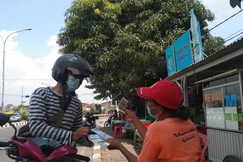 Jasa Penukaran Uang Mulai Marak Berjejer di Jalur Mudik Karawang