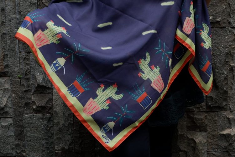Scarf by Ercy mengeluarkan koleksi hijab bermotif flora dan fauna. Salah satunya hijab bermotif kaktus.