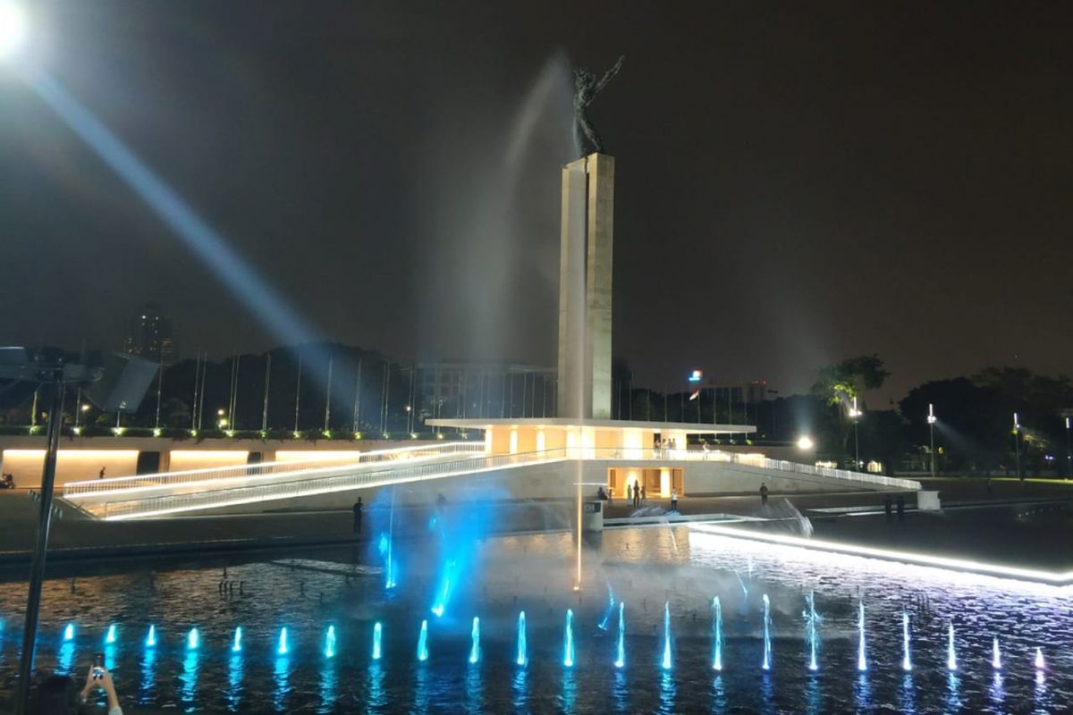 Lampu dan air mancur menarikan lagu nasional di Lapangan Banteng, Rabu (11/7/2018)