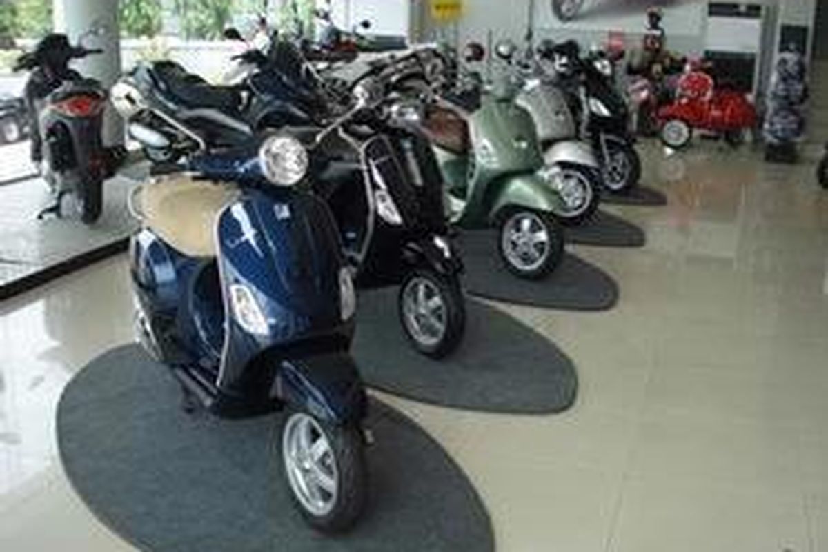 Skuter Vespa  produk Piaggio yang sudah lama dan sangat dikenal di Indonesia.