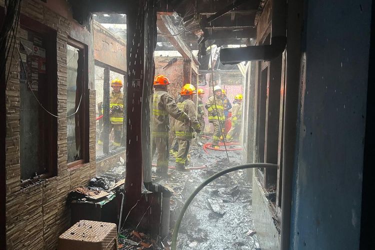 Petugas diskar PB tengah memadamkan api yang melahap 8 rmah di Dago pojok, Kota Bandung, Jawa barat, Minggu (19/1/2025)