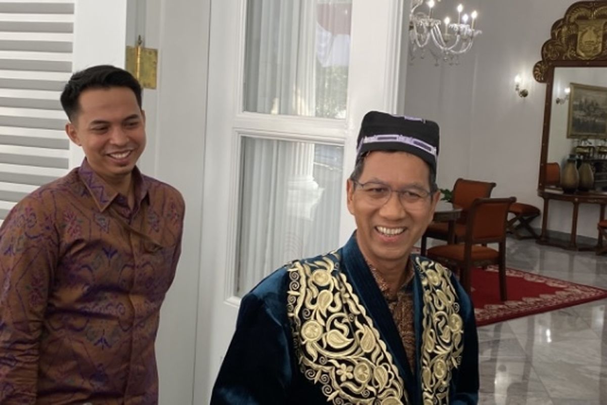Penjabat Gubernur DKI Jakarta Heru Budi Hartono mengenakan pakaian khas Uzbekistan di Balai Kota DKI Jakarta, Rabu (30/8/2023).