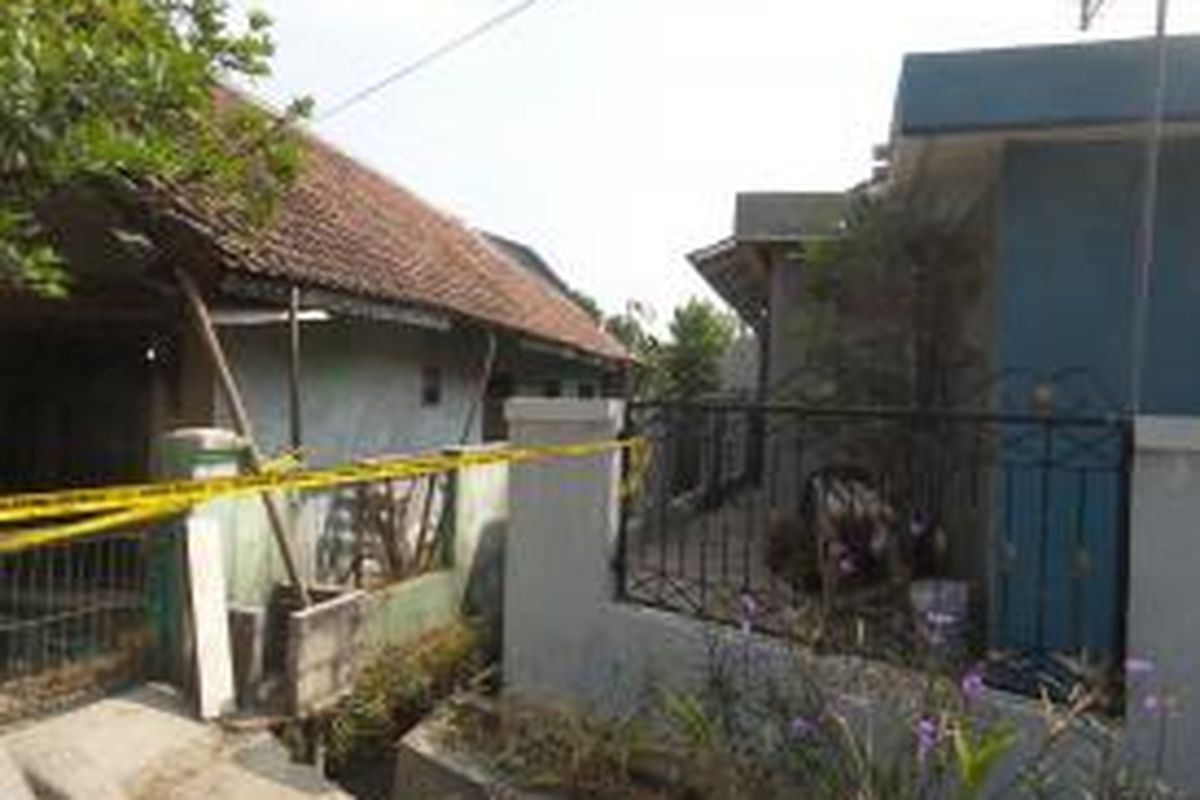 Kondisi rumah Noerbaety Rofiq di perumahan Gaperi, Bojong Gede, Bogor, Jawa Barat, Rabu (22/7/2015).
Tepat di sebelahnya terdapat rumah tetangganya yang menjadi lokasi otak pelaku perampokan, Deni, merencanakan aksi perampokan terhadap Noerbaety. Noerbaety merupakan wartawati yang dibunuh di rumahnya pada awal Juli, namun kasusnya baru diketahui pada 18 Juli, tepat saat keluarganya yang hendak datang berlebaran menemukannya sudah tidak bernyawa di ruang tamu dengan posisi tangan terikat.