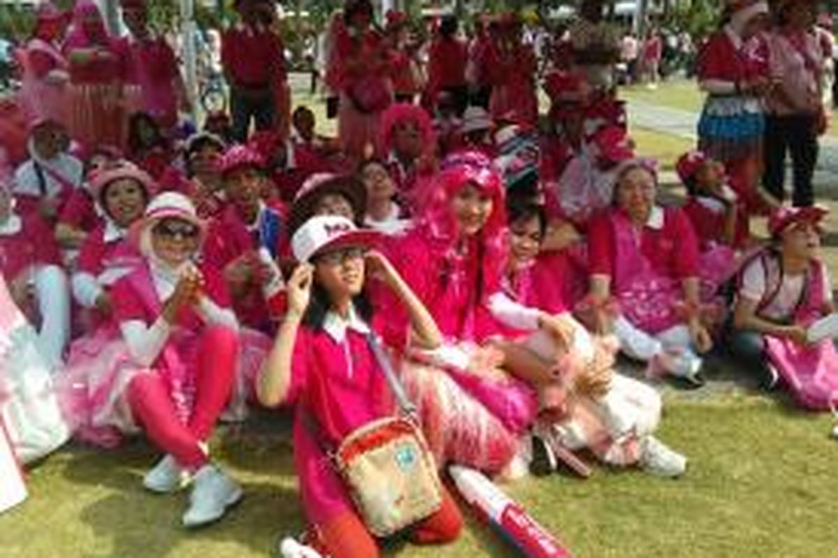 Maria di antara anggota Cancer Information and Support Center yang mengikuti Parade Jakarta Goes Pink, Balai Kota Jakarta, Minggu (12/10/2014). 
