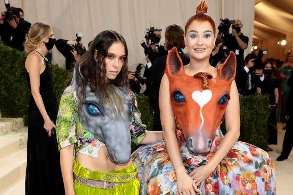 Kim Petras dan Hillary Taymour di Met Gala 2021.