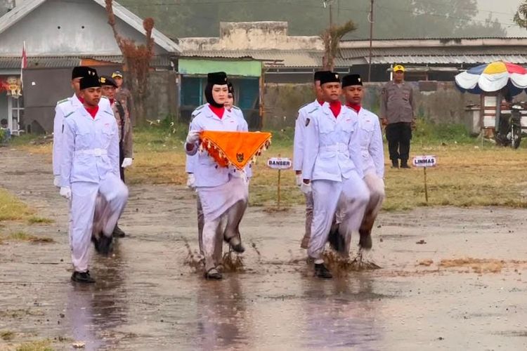 Seragam Putih Penuh Lumpur, Paskibraka Tutur Tetap Tuntaskan Penurunan Bendera