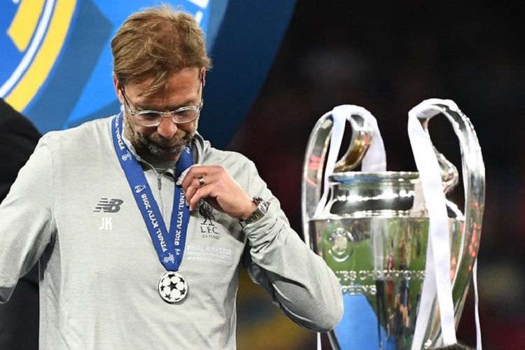 Manajer Liverpool, Juergen Klopp, tampak kecewa seusai timnya kalah pada laga final Liga Champions kontra Real Madrid di Kiev, 26 Mei 2018. 