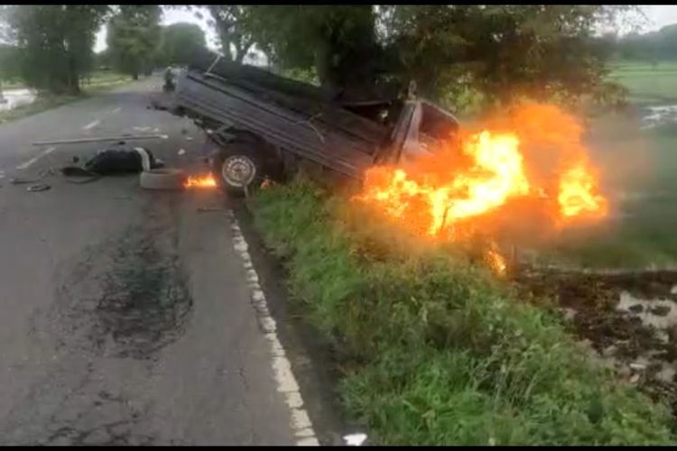 Sebuah Pickup sedang terbakar usai menabrak pohon asam di jalur Trans Sulawesi, Kabupaten Jeneponto, Sulawesi Selatan dan menewaskan 6 penumpangnya. Kamis, (23/12/2021).
