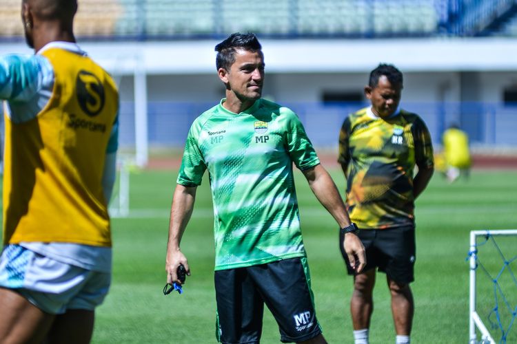 Miro Petric asisten pelatih Persib di era kepelatihan Bojan Hodak di Liga 1 2023-2024 saat memberi arahan dalam latihan Persib di Stadiong Gelora Bandung Lautan Api (GBLA). 