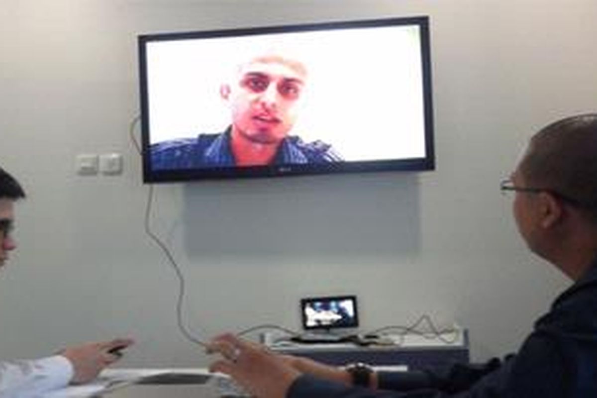 Sarim Azis, Lead for Developer Relation RIM Asia Pacific, melakukan teleconference langsung dari Singapura dengan Kompas.com di kantor Stratcom, Jakarta, Senin (19/3/2012). 