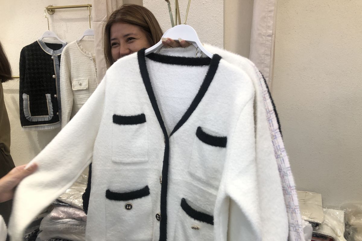 Toko W Studio di Little Bangkok, Tanah Abang, Jakarta Pusat dengan koleksi busana atau sweater berbahan fur ala Korea, Selasa (23/1/2024).