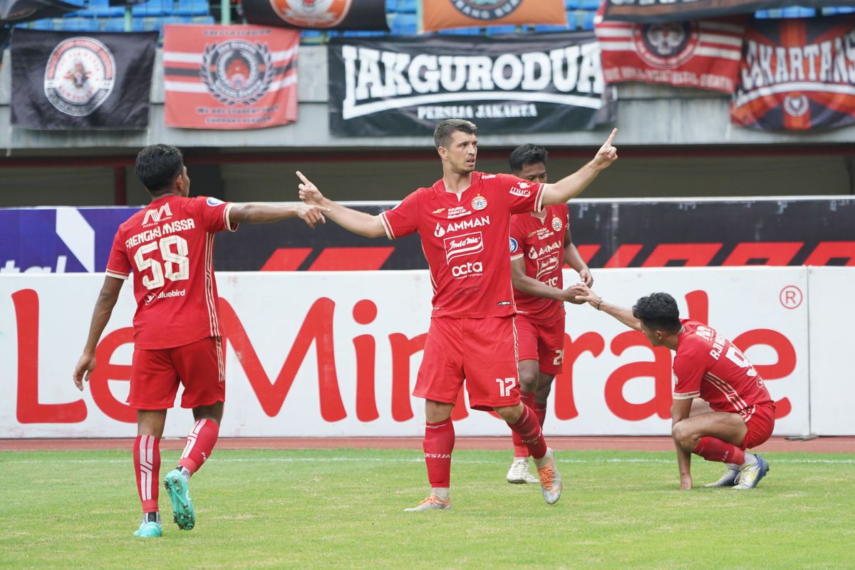Para pemain Persija Jakarta saat melawan Bali United pada pekan ke-18 Liga 1 2022-2023 di Stadion Patriot Chandra Bhaga, Kota Bekasi, Minggu (15/1/2023). Terkini, Persija berhasil memetik kemenangan atas Arema FC, Minggu (12/2/2023). Kemenangan itu membawa Persija naik ke puncak klasemen Liga 1 2022-2023.