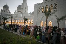 BERITA FOTO: Ribuan Warga Buka Puasa Bersama di Masjid Raya Sheikh Zayed Solo