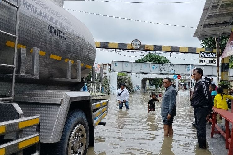 Kepala DPUPR Kota Tegal Heru Prasetya meninjau banjir yang sedang disedot truk tangki berkapasitas 8.000 liter di Kelurahan Kalinyamat Kulon, Kota Tegal, Jawa Tengah, Kamis (2/3/2023).