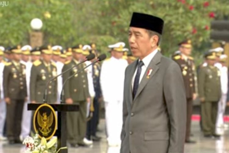Presiden Joko Widodo menjadi inspektur upacara peringatan Ziarah Nasional dalam rangka Hari Pahlawan 2023 di Taman Makam Pahlawan (TMP) Kalibata, Jakarta Selatan, Jumat (10/11/2023).