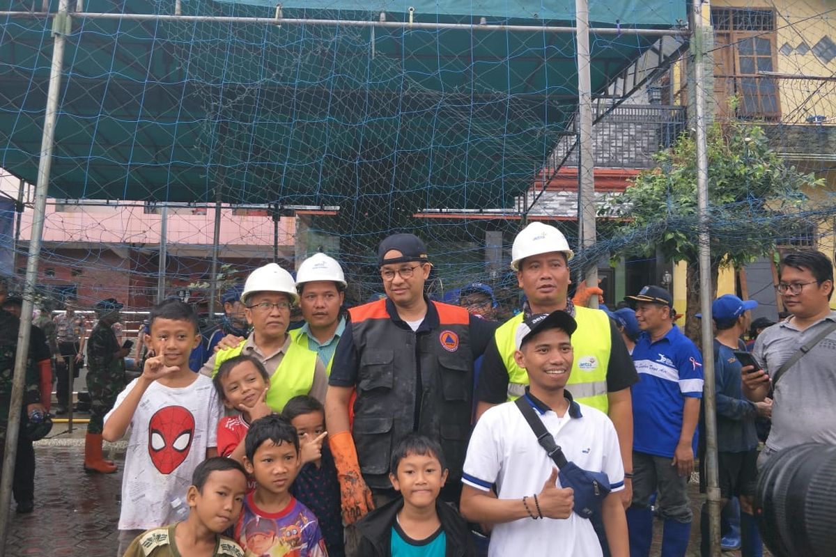 Gubernur DKI Jakarta Anies Baswedan datang ke lokasi banjir di Kelurahan Makassar, Makassar, Jakarta Timur, Minggu (5/1/2020)  untuk melakukan kegiatan kerja bakti. 