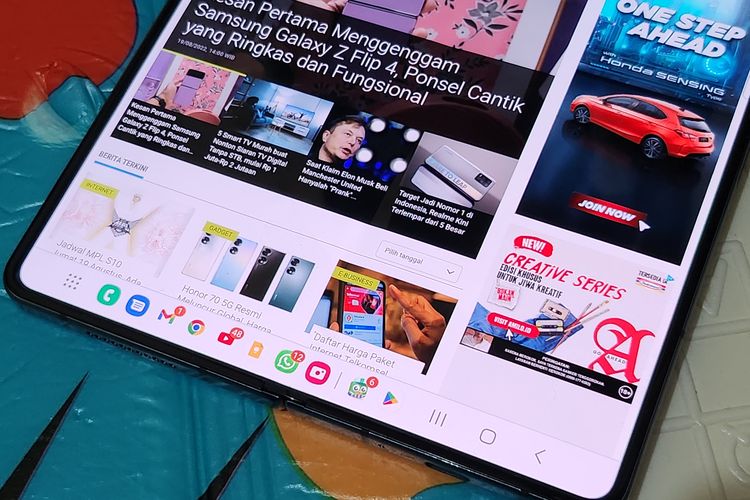 Tampilan Taskbar di Galaxy Z Fold 4.