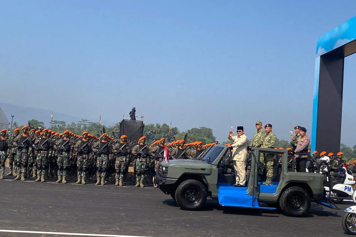 Presiden RI Prabowo Subianto menjdi inspektur upacara Gelr Pasukan Operasional dan Kehormatan Militer di Lapangan Udara Suparlan, Batujajar, Kabupaten Bandung Barat (KBB), Jawa Barat, Minggu (10/8/2025).