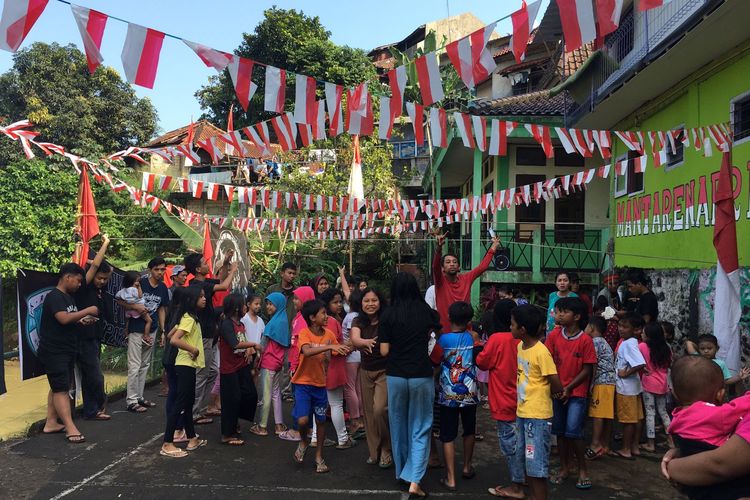 Warga Desa Mantarena Lebak, Kota Bogor, Jawa Barat, melaksanakan acara 17-an di lapangan di atas Sungai Cisadane, Rabu (17/08/2022). 