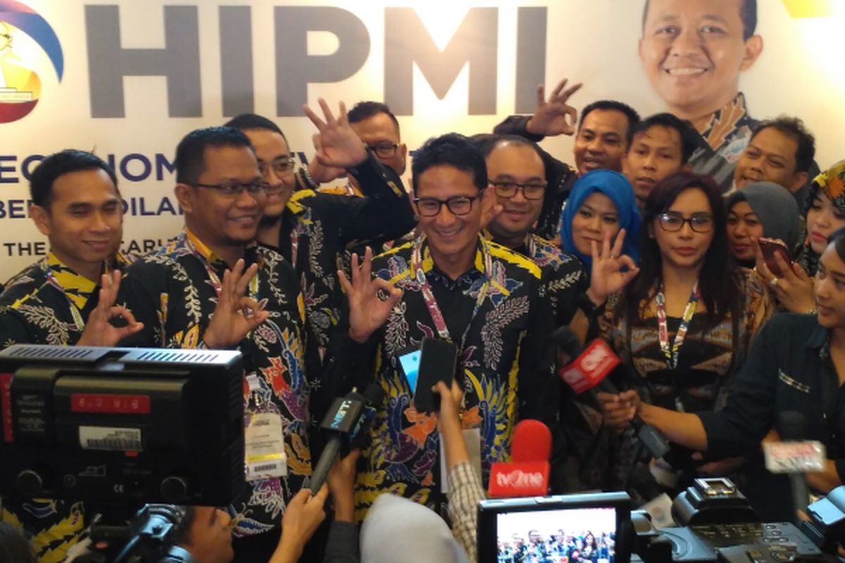 Calon wakil gubernur DKI Jakarta Sandiaga Uno foto dan pose OK-OCE bersama rekan pengusaha di acara Rakernas ke-16 HIPMI di hotel Ritz Carlton, Mega Kuningan, Jakarta Selatan, Senin (27/3/2017).