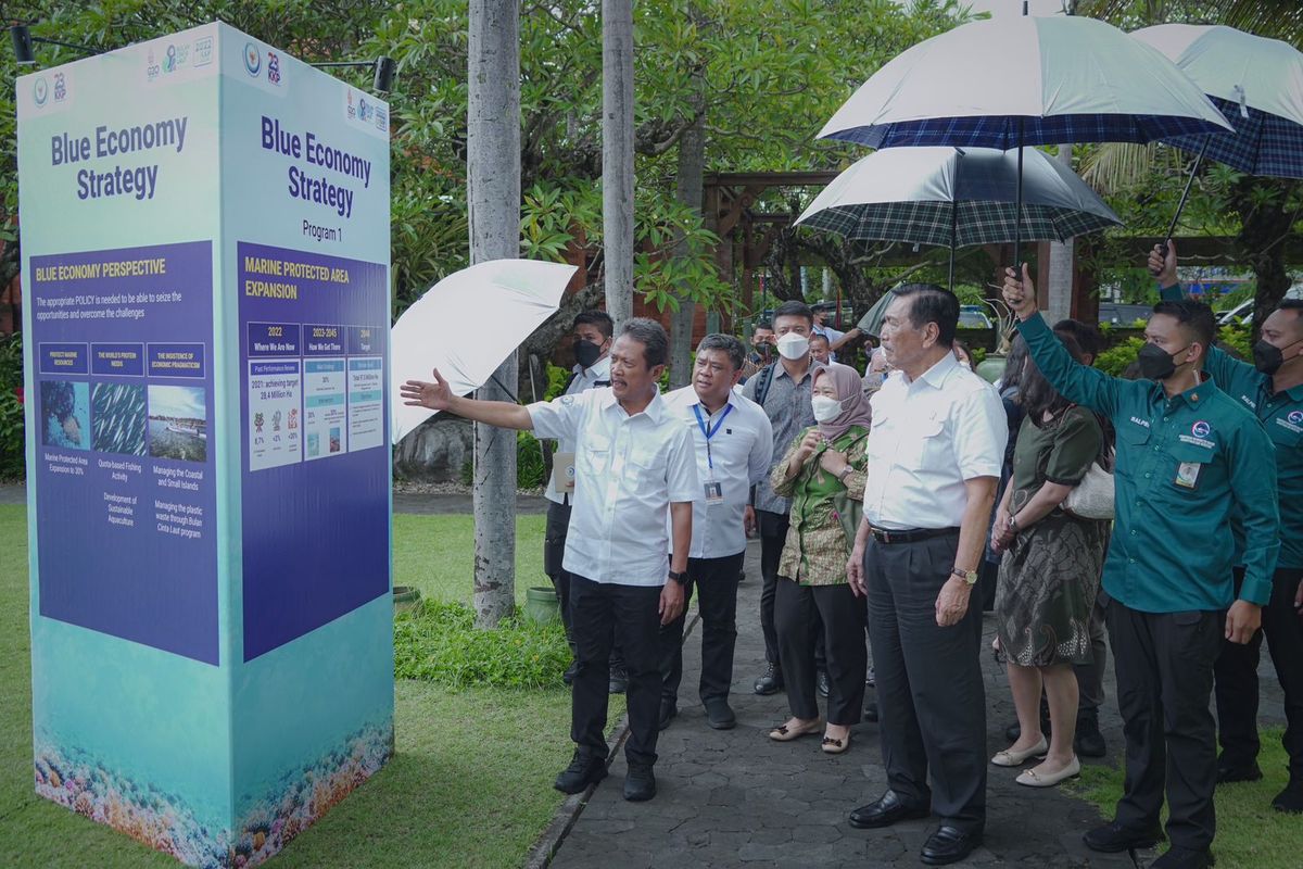 Menteri Kelautan dan Perikanan Sakti Wahyu Trenggono bersama Menteri Koordinator Bidang Kemaritiman dan Investasi Luhut Binsar Pandjaitan dalam acara puncak Gerakan Nasional Bulan Cinta Laut (Gernas BCL) di Kabupaten Badung, Bali, Kamis (27/10/2022). Acara ini bagian dari peringatan HUT ke-23 Kementerian Kelautan dan Perikanan yang jatuh setiap 26 Oktober.
