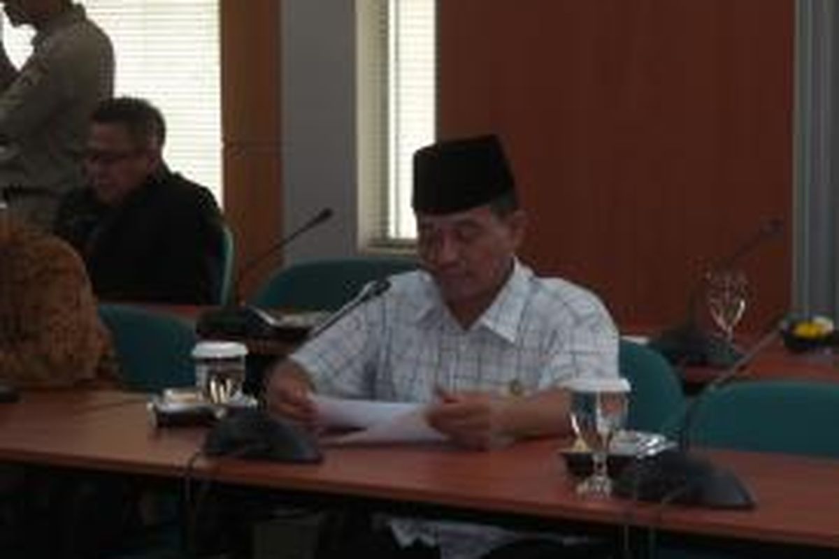 Anggota DPRD DKI Jakarta dari fraksi PPP Syamsuddin saat hadir dalam rapat di Badan Musyawarah, Rabu (1/4/2015). Kehadiran Syamsuddin sempat dipertanyakan oleh Ketua DPRD Prasetio Edi Marsudi yang tak mengenalinya.