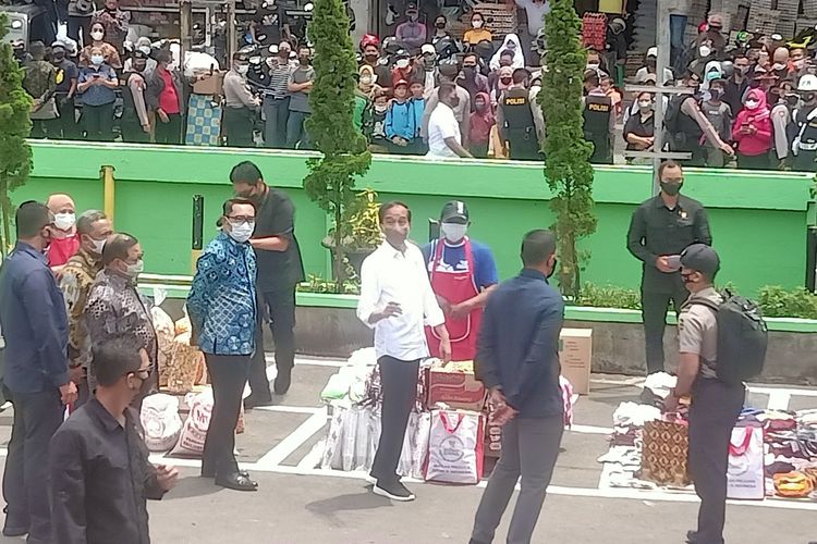 Presiden RI Joko Widodo atau yang akrab disapa Jokowi, didampingi Gubernur Jawa Barat Ridwan Kamil dan Plt Wali Kota Bandung Yana Mulyana, menyempatkan diri untuk berkunjung ke Pasar Sederhana, Jalan Sederhana, Kota Bandung, Senin (17/1/2022).