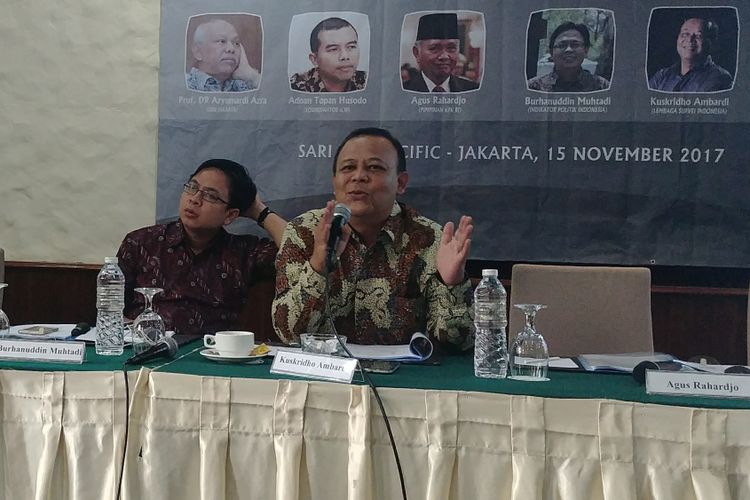 Direktur Eksekutif LSI Kuskridho Ambardi saat merilis hasil surveinya di Jakarta, Rabu (15/11/2017). 