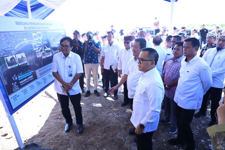Menteri Pendayagunaan Aparatur Negara dan Reformasi Birokrasi (Menpan-RB) Abdullah Azwar Anas  saat menghadiri penyerahan kapal rampasan Kementerian KP ke negara di Kabupaten Banyuwangi, Jawa Timur. 