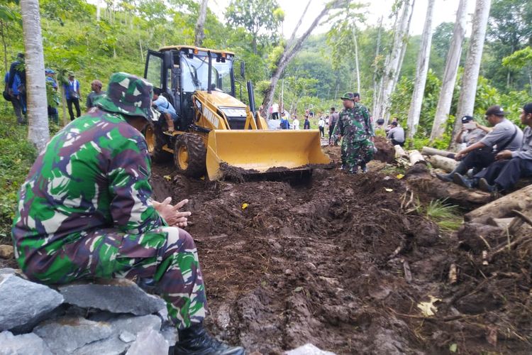 Alat berat diturunkan untuk melakukan recovery di lokasi banjir bandang di Desa Klungkung Kecamatan Sukorambi Kabupaten Jember 