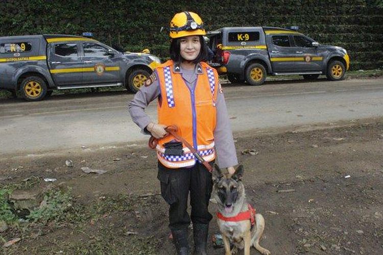 Bripda Debi Apriliani, polisi wanita  irpolsatwa Mabes Polri yang turut membantu proses evakuasi korban material tanah longsor di Jalan Raya Cipanas-Puncak, Kabupaten Cianjur, Jumat (25/11/2022) 
