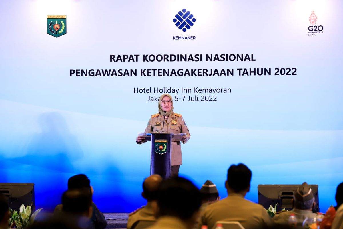 Dirjen Pembinaan Pengawasan Ketenagakerjaan dan Keselamatan dan Kesehatan Kerja (Binwasnaker & K3) Kementerian Ketenagakerjaan, Haiyani Rumondang memberikan sambutan dalam Rapat Koordinasi Nasional Pengawasan Ketenagakerjaan Tahun 2022, di Jakarta, Selasa (5/6/2022) malam.