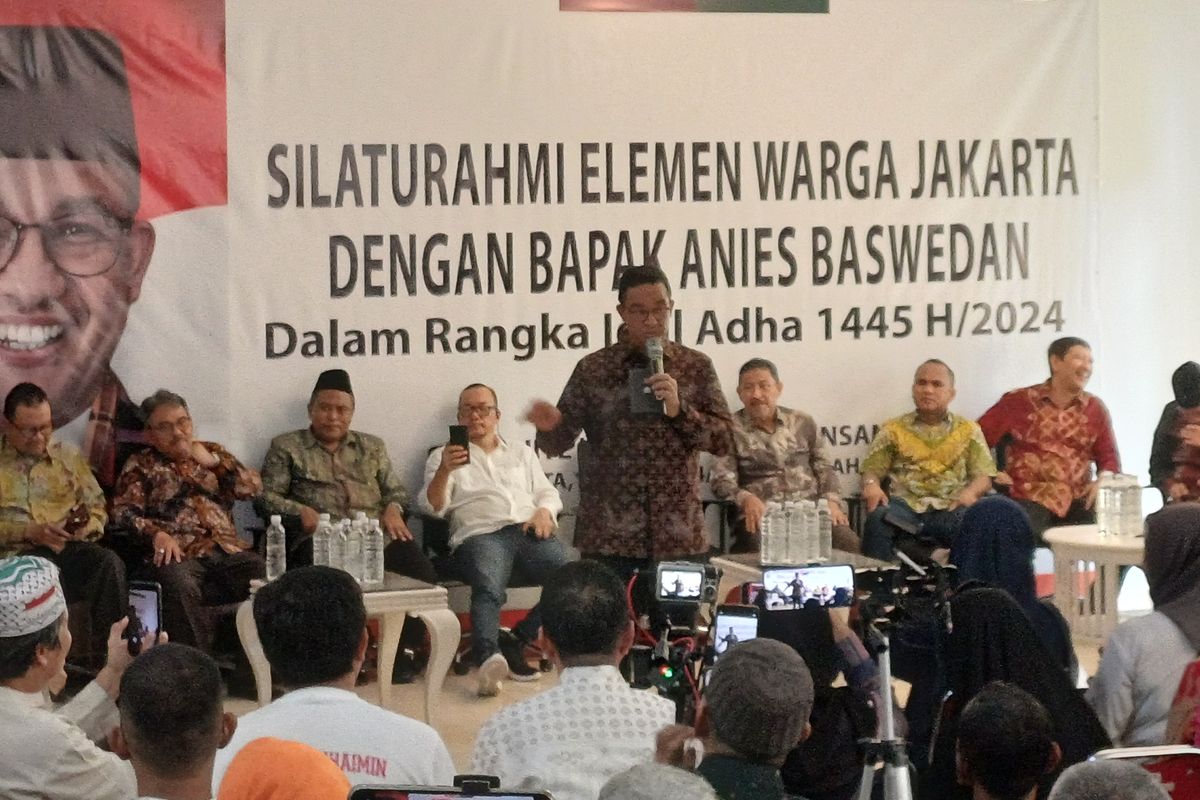 Anies Baswedan menyempatkan diri untuk bertemu Masyarakat Peduli Jakarta dalam rangka Perayaan Hari Raya Idul Adha di Jalan Pekayon, Pasar Minggu, Jakarta Selatan, Rabu (19/6/2024).