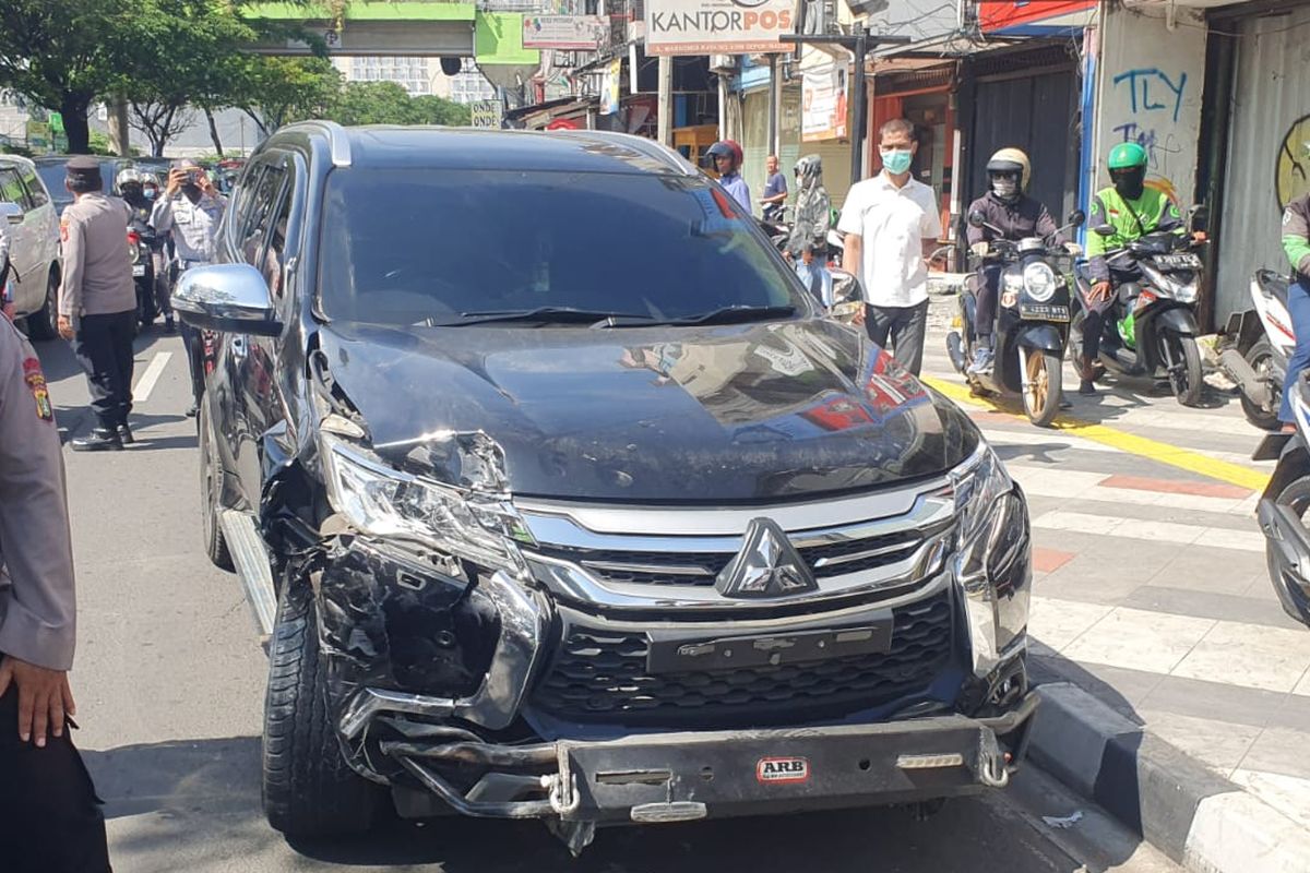 Potret mobil Mitsubishi Pajero yang berkendara secara ugal di Jalan Margonda Raya