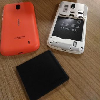 baterai Nokia 1 yang bisa di lepas-pasang.