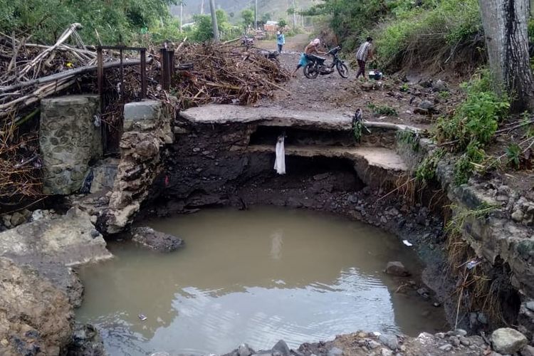 Sebuah jembatan penghubung antardusun putus diterjang banjir bandang di Desa Waduruka, Kecamatan Langgudu, Kabupaten Bima, Nusa Tenggara Barat (NTB).