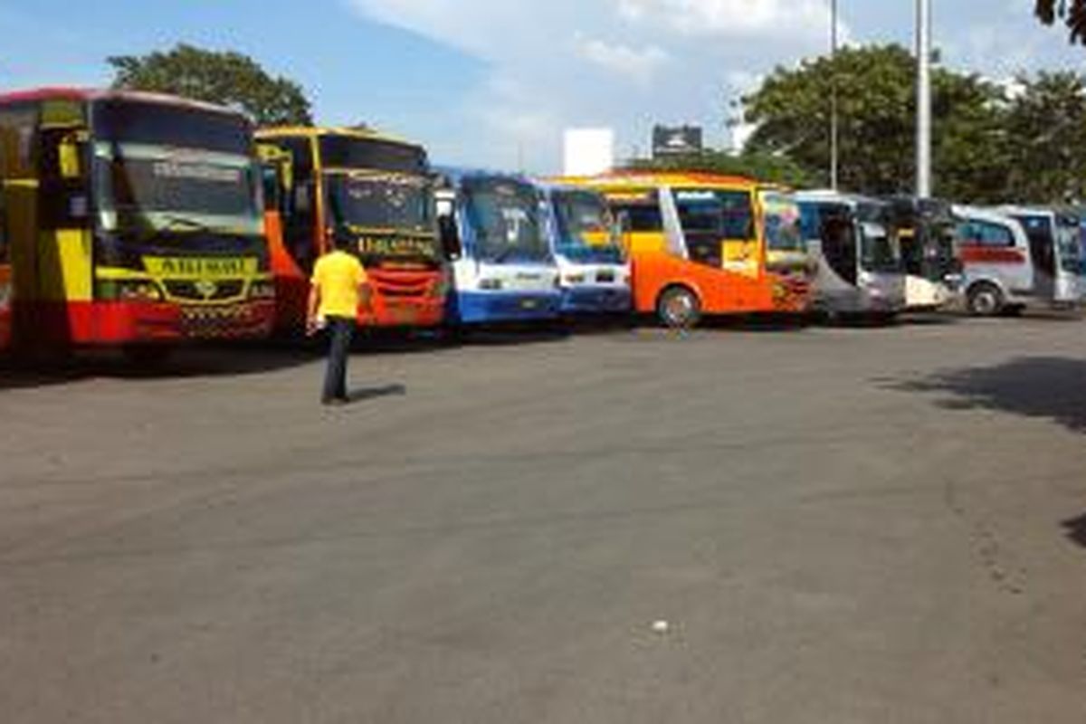 Sejumlah bus angkutan antarkota dan angkutan antarprovinsi diparkir berderet di Terminal Pulogadung untuk kemudian diberangkatkan secara bergiliran. 