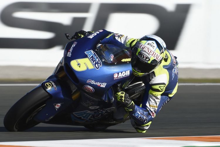 Pebalap Moto2 Andrea Locatelli (Italtrans Racing Team) menggunakan helm KYT.