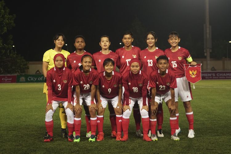 Pemain-pemain timnas wanita Indonesia berpose jelang laga kontra Thailand dalam ajang AFF Women's Championship 2022 atau Piala AFF Wanita 2022 di City of Imus, Grandstand, Filipina, Senin (4/7/2022).