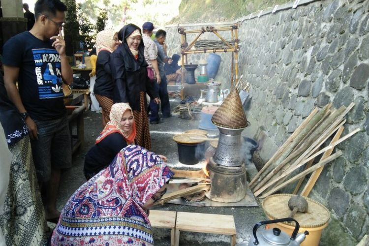 Pemerintah Kabupaten Purwakarta melestarikan kekayaan kuliner dan budaya memasak tradisional dengan menggelar lomba ngejo (menanak nasi) di Kecamatan Wanayasa, Kamis (24/8/2017)