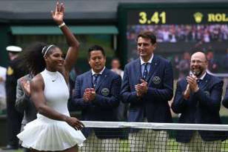 Petenis Amerika Serikat, Serena Williams, merayakan kemenangan atas petenis Jerman, Angelique Kerber, pada babak final turnamen Wimbledon di The All England Lawn Tennis Club, London, Minggu (9/7/2016).