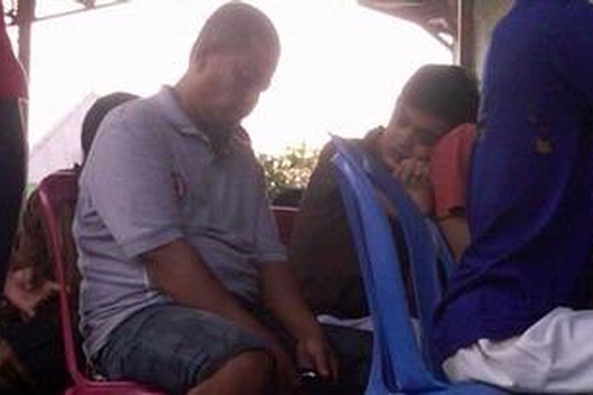 Seorang narapidana membawa ponsel saat sosialisasi Pilkada di Lapas Kelas II A Narkotika, Cipinang, Jakarta Timur, Jumat (29/6/2012).