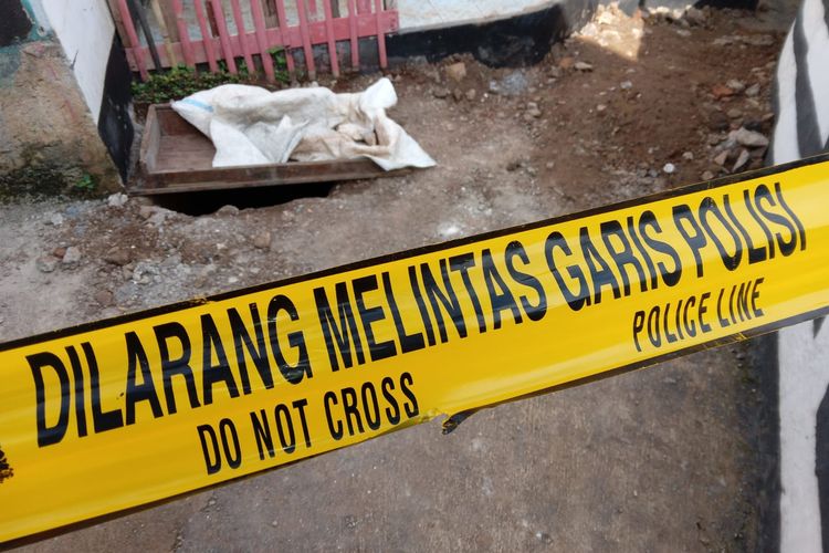 Lubang tempat ditemukan mayat anak berusia 2 tahun dalam halaman rumah Wowon di Kampung Babakan Mande, Desa Gunungsari, Kecamatan Ciranjang, Kabupaten Cianjur, Jawa Barat. Anak itu merupakan salah satu korban pembunuhan berantai Wowon cs.