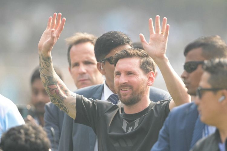 Lionel Messi tiba di Stadion Salt Lake di Kolkata pada 13 Desember 2025. Ribuan penggemar berkerumun di Stadion Salt Lake India timur pada 13 Desember untuk melihat Lionel Messi, yang hadir di India untuk meluncurkan patung dirinya setinggi 21 meter (70 kaki). (Foto oleh Dibyangshu SARKAR / AFP)