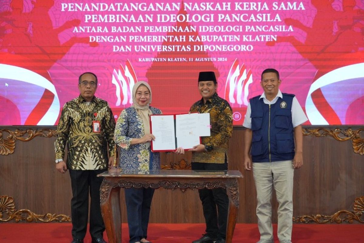 Badan Pembinaan Ideologi Pancasila (BPIP) bersama Pemerintah Kabupaten (Pemkab) Klaten meluncurkan program Penyelarasan Produk Hukum Daerah (Larasakumda) di Pendapa Ageng Kabupaten Klaten, Jawa Tengah, Minggu (11/8/2024). 