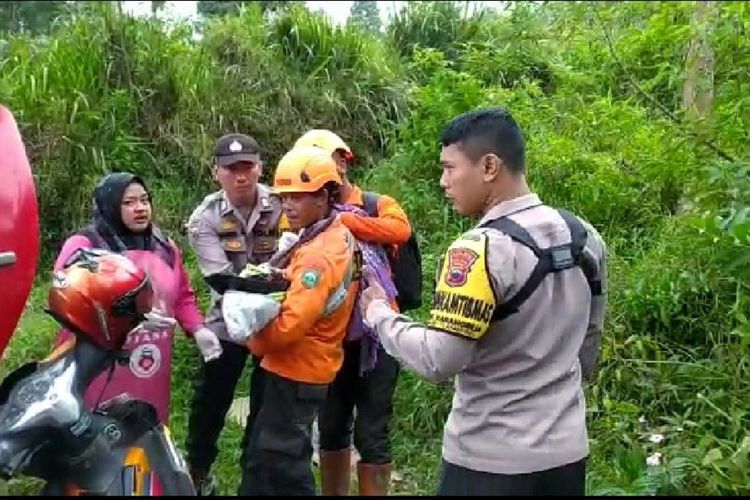 Tim SAR gabungan mengevakuasi seorang wanita yang melahirkan di Pos 3 jalur pendakian Gunung Slamet via Bambangan, Desa Kutabawa, Kecamatan Karangreja, Purbalingga, Jawa Tengah, Minggu (29/1/2023).